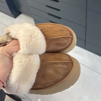 Ugg Sandaleti Kısa Sürede Renk Ve Doku Kaybı Yaşadı, Satıcı Kullanıcı Hatası İddiası Getirdi