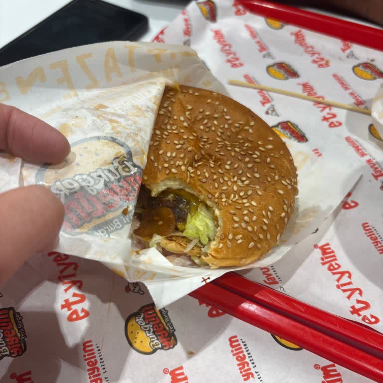 Aşırı Soğuk Hamburger Ve Kaba Personel Tavırları Nedeniyle Mağduriyet