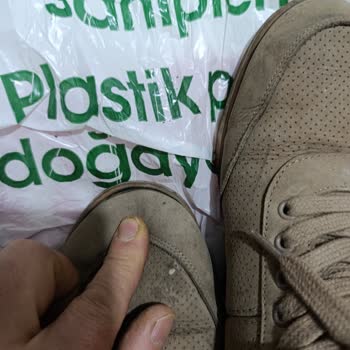 Ayakkabılar Kısa Sürede Açıldı Ve Eğildi, Mağaza Üretim Hatasını Reddetti