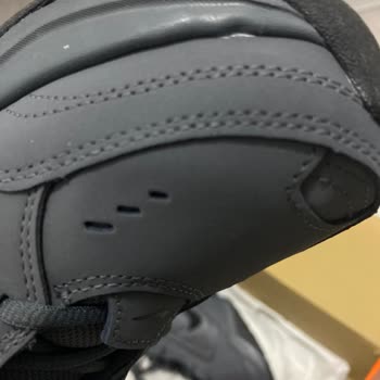 Kusurlu Nike Air Monarch Iv Ayakkabı İçin Değişim Talebi