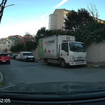 Snowy Market Servis Aracının Ters Yön Girişi Ve Araç İçinde Sigara Kullanımı