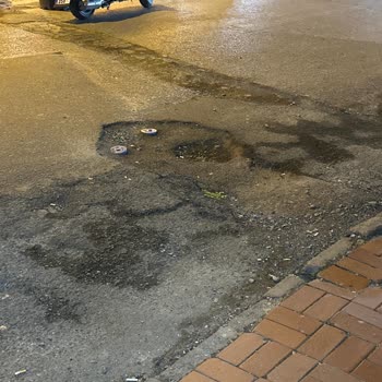 Kadırga Limanı Caddesi'nde Çukur Araç Ve Yayalar İçin Tehlike Oluşturuyor