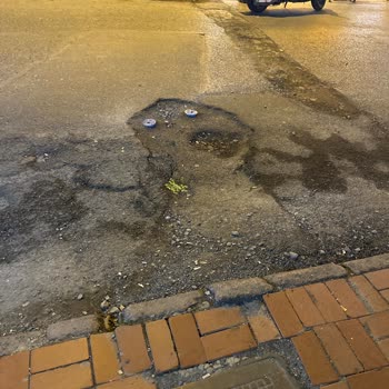 Kadırga Limanı Caddesi'nde Çukur Araç Ve Yayalar İçin Tehlike Oluşturuyor