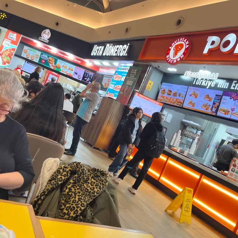 Popeyes'te Çiğ Tavuk Servisi Ve Uzun Bekleme Süresi
