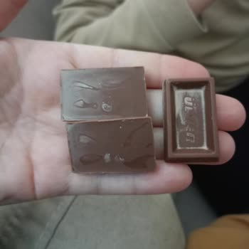 Ülker Sütlü Çikolata Napoli'de Anormal Renk Ve Kötü Tat Gıda Güvenliği Sorunu