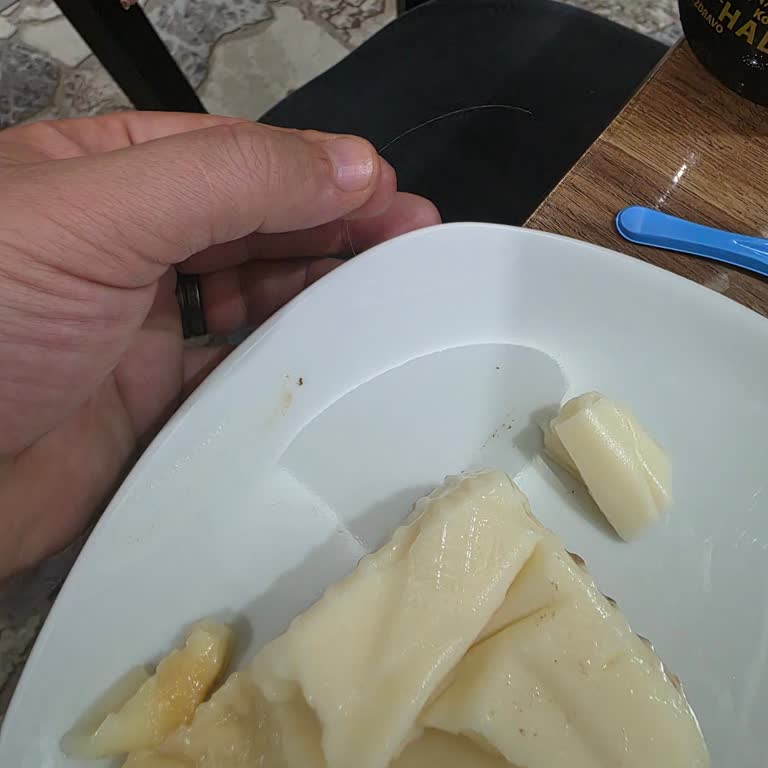 BİM Kazandibi Ürününde Bulunan Beyaz Kıl Sağlık Ve Hijyen Sorunu