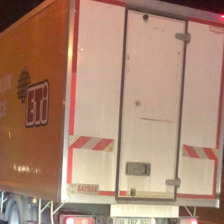Eti Kamyonet Sürücüsünün Tehlikeli Takibi Ve Küfürlü Saldırısı