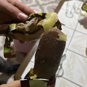 Şok Markette Magnum Mini Dondurmanın İçinde Bulunan Şüpheli Yapışkan Madde