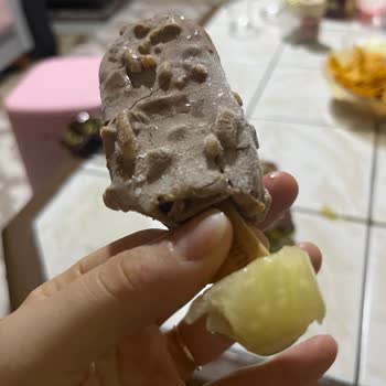 Şok Markette Magnum Mini Dondurmanın İçinde Bulunan Şüpheli Yapışkan Madde