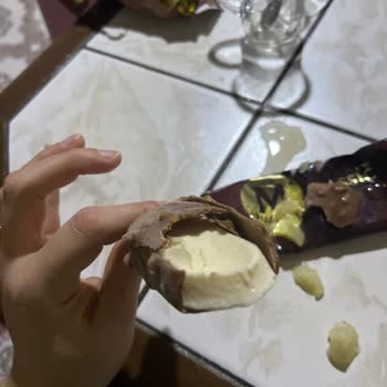 Şok Markette Magnum Mini Dondurmanın İçinde Bulunan Şüpheli Yapışkan Madde