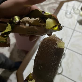 Şok Markette Magnum Mini Dondurmanın İçinde Bulunan Şüpheli Yapışkan Madde