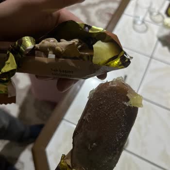 Şok Markette Magnum Mini Dondurmanın İçinde Bulunan Şüpheli Yapışkan Madde