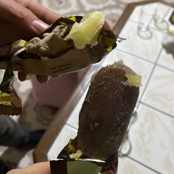 Şok Markette Magnum Mini Dondurmanın İçinde Bulunan Şüpheli Yapışkan Madde