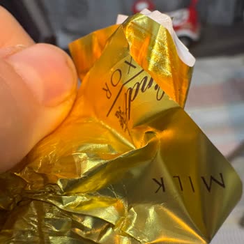 Lindt Çikolatasının İçinden Kıl Çıktı Hijyen Sorunu