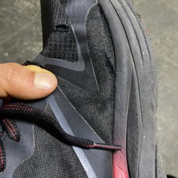 Ayakkabım Altı Ayda Yan Tarafında Tırtık Ve Üretim Hatası