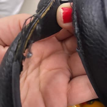 Bolso Armani Exchange se deformó rápido, soporte deficiente