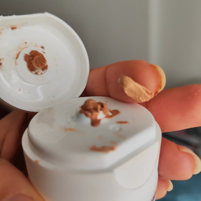 Solante Pigmenta Tinted Güneş Kreminin Renk Tonu Değişti Ve Ciltte Sivilcelenme Oluştu