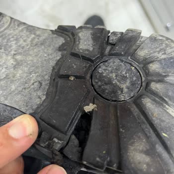 Tergan Erkek Botunun Tabanı Kısa Sürede Delindi Müşteri Hizmetleri Cevap Vermedi