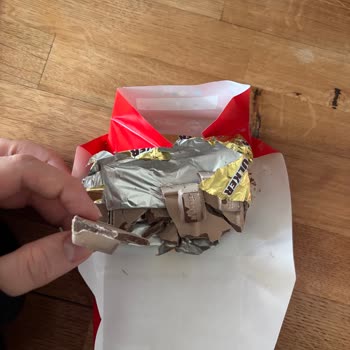 Siparişteki Ülker Bol Sütlü Çikolata Beyazlaşmış Ve Tüketilemez