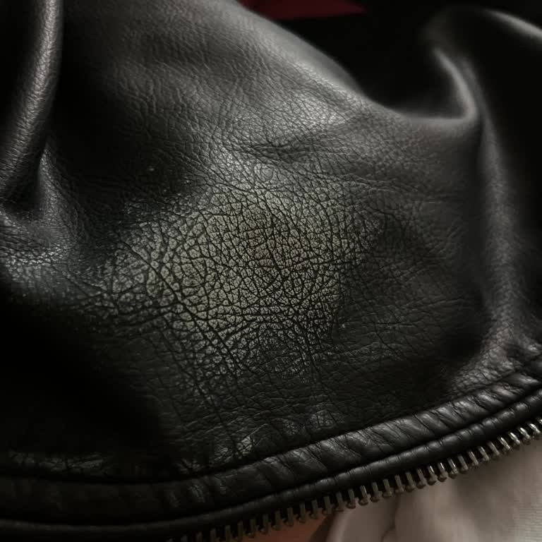 Siyah Deri Ceket İlk Kullanımda Beyazlaştı Ve Boya Akması Nedeniyle İade Talebi