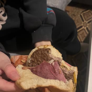Burgerde Donmuş Pastırma Parçası: Hijyen Ve Sağlık Riski