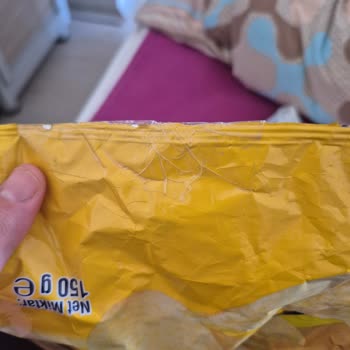 Şok Şubesinde Açılmış Ve Bantlanmış Patates Cipsi Satışı