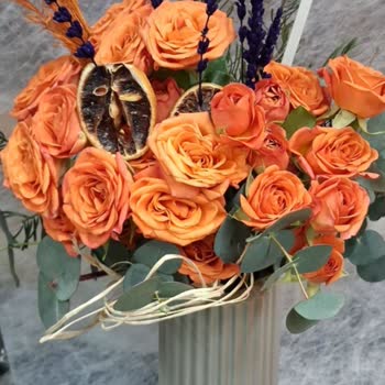 Görselle Uyuşmayan Solmuş Çiçekler Ve Cevapsız Müşteri Hizmetleri