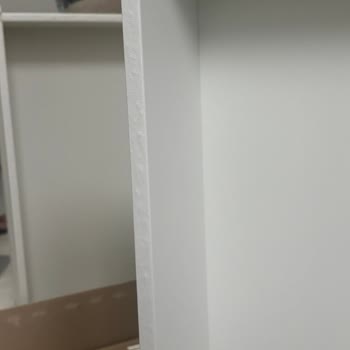 Kalitesiz Boyalı Çekmeceyle Gelen Masa Üzerinde Hayal Kırıklığı