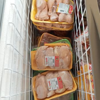 A101 Nilüfer Şubesinde Açık Ve Dağınık Tavuk Paketleri Hijyen Riski