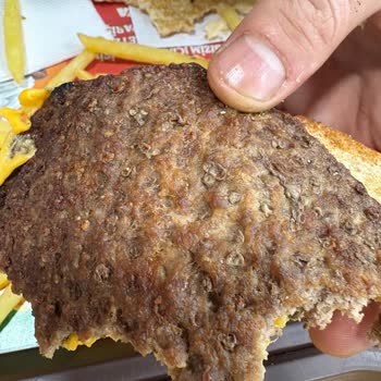 Burger King Hijyen Skandalı: Kurtlu Ve Yanık Hamburger, Personelin Gülerek Karşılaması