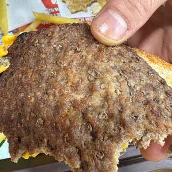 Burger King Hijyen Skandalı: Kurtlu Ve Yanık Hamburger, Personelin Gülerek Karşılaması