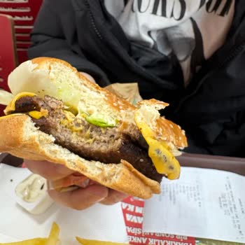 Burger King Hijyen Skandalı: Kurtlu Ve Yanık Hamburger, Personelin Gülerek Karşılaması