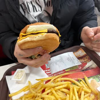 Burger King Hijyen Skandalı: Kurtlu Ve Yanık Hamburger, Personelin Gülerek Karşılaması