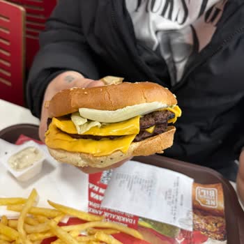 Burger King Hijyen Skandalı: Kurtlu Ve Yanık Hamburger, Personelin Gülerek Karşılaması