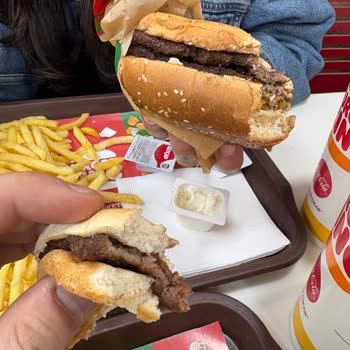 Burger King Hijyen Skandalı: Kurtlu Ve Yanık Hamburger, Personelin Gülerek Karşılaması