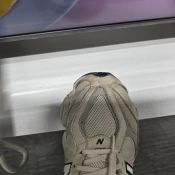 New Balance 9060 Ayakkabısında Hızlı Renk Solması Ve Ön Açılma