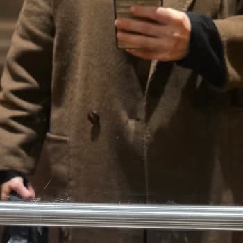 Kayra Giyim Kaban Kısa Sürede Oldukça Özensiz Ve Eski Bir Görünüme Büründü