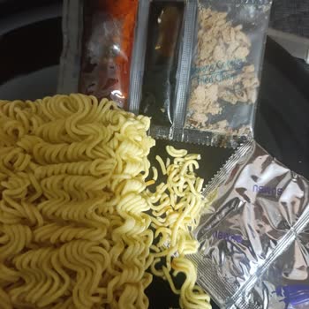 A101 Marketinden Aldığım İndomie Noodle Ürününde Kırmızımsı Lekeler