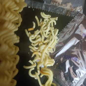 A101 Marketinden Aldığım İndomie Noodle Ürününde Kırmızımsı Lekeler
