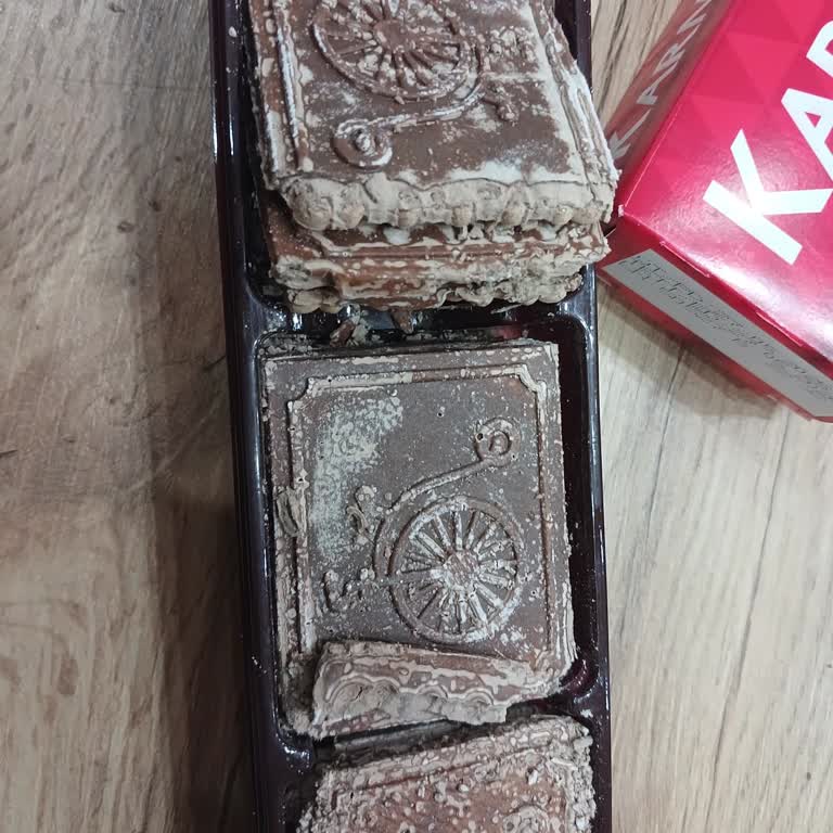 Bozulmuş Çikolata Rengi Beyazlanmış Ve Parçalar Yapışık