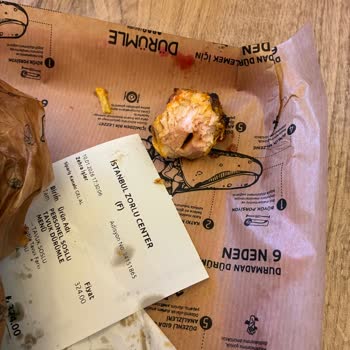 Zorlu Center Şubesindeki Soğuk Ve İyi Pişmemiş Tavuk Dürümde Tekrarlayan Hijyen Sorunu