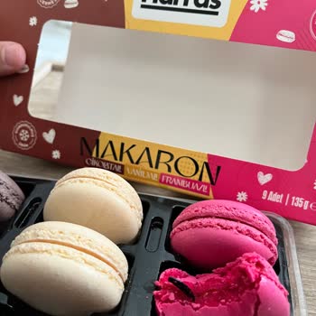 Harras Makaron Frambuaz Çikolata Vanilyalı Üründe Çıkan Plastik Parça Şok Yarattı