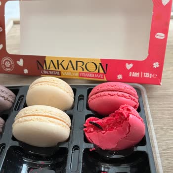 Harras Makaron Frambuaz Çikolata Vanilyalı Üründe Çıkan Plastik Parça Şok Yarattı