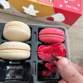 Harras Makaron Frambuaz Çikolata Vanilyalı Üründe Çıkan Plastik Parça Şok Yarattı