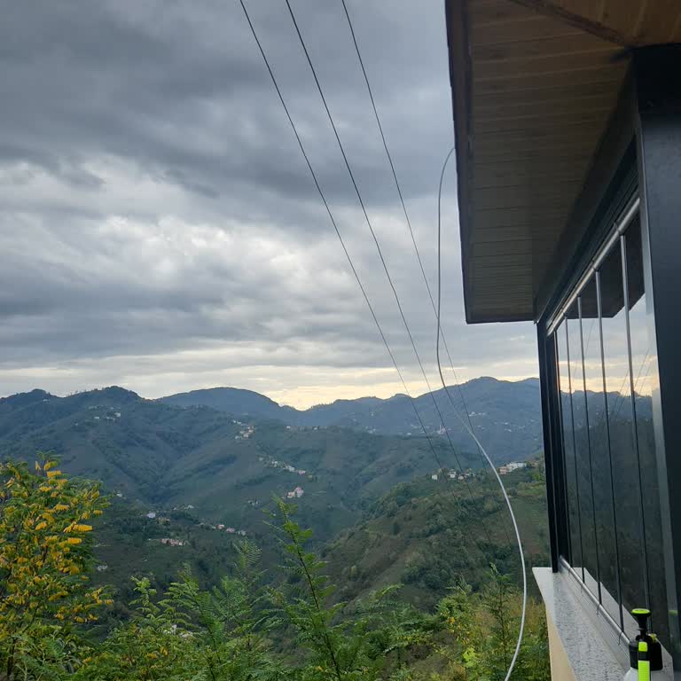 YEDAŞ’ın Yeni Elektrik Direği Yakınlığı Güvenlik Riskine Dönüştürüyor