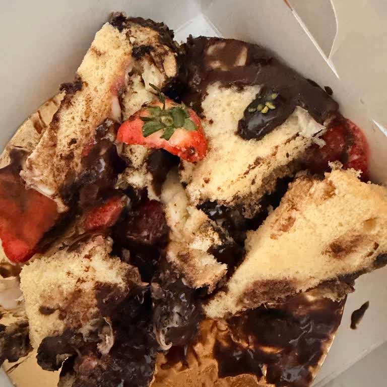 Çöken Çilekli Pasta Ve Saygısız Çalışan Tutumu