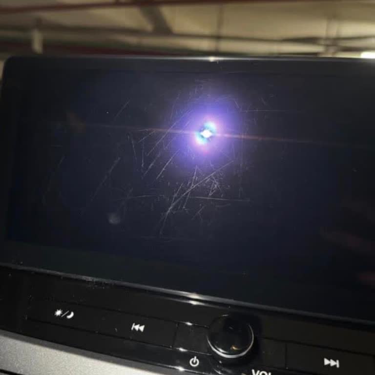 Kendiliğinden Çizilen Multimedya Ekranı İçin Garanti Kapsamında Ücretsiz Değişim