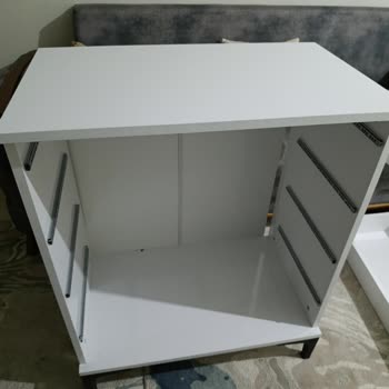 Kırık Parçalar Ve Uymayan Ölçüler Nedeniyle Kullanılamayan Komodin