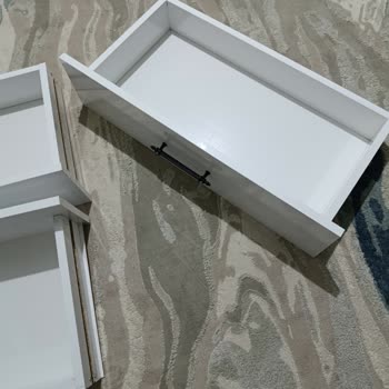 Kırık Parçalar Ve Uymayan Ölçüler Nedeniyle Kullanılamayan Komodin