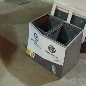 Shell İstasyonunda Küçük Çöp Kovası Hasarı İçin Gereksiz Polis Müdahalesi
